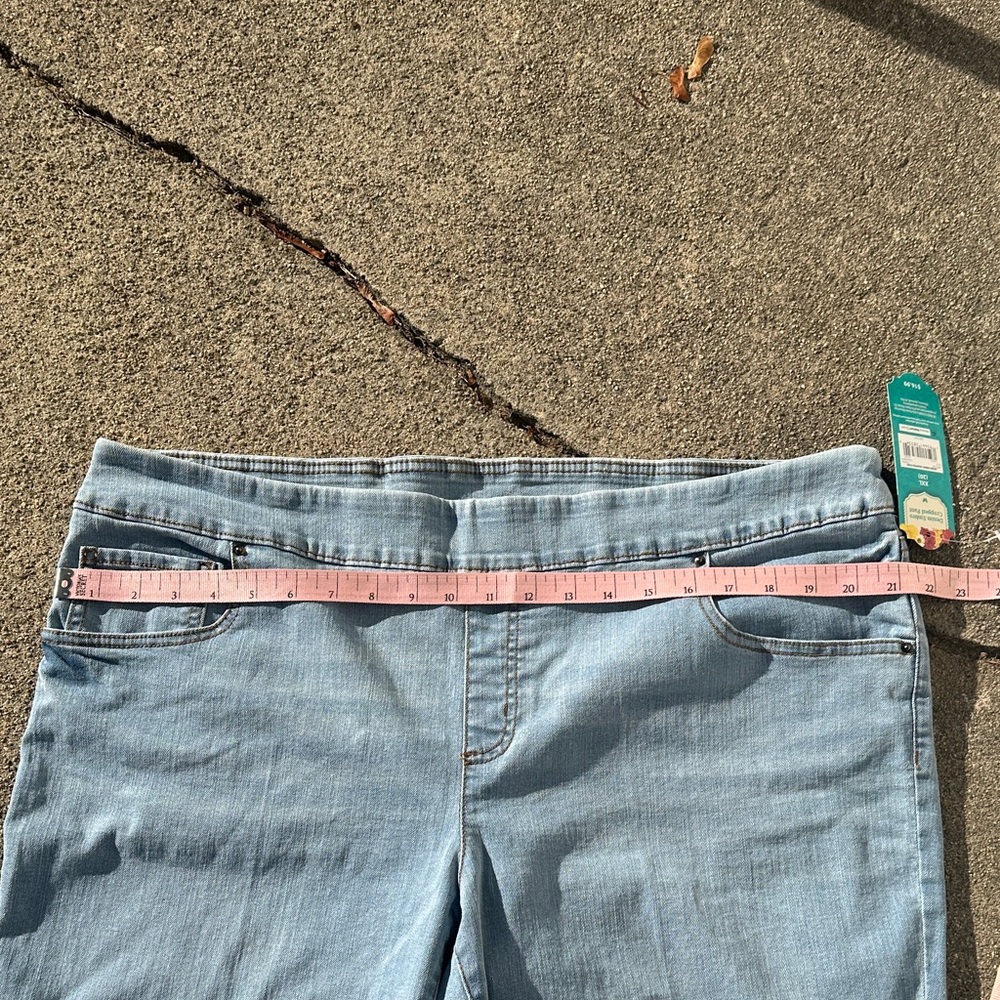 The Pioneer Woman Light Blue Cropped Jeans with Red Embroidery new w/tags XXL - Picture 8 of 12